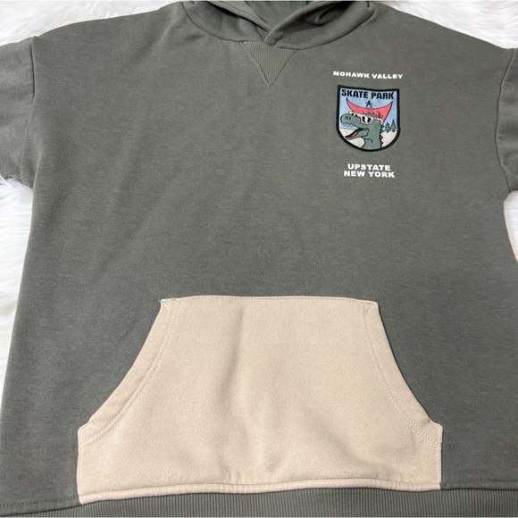 Primark Dino Skate Park Pullover Hoodie Boys Size 7-8 Yrs - Picture 9 of 16
